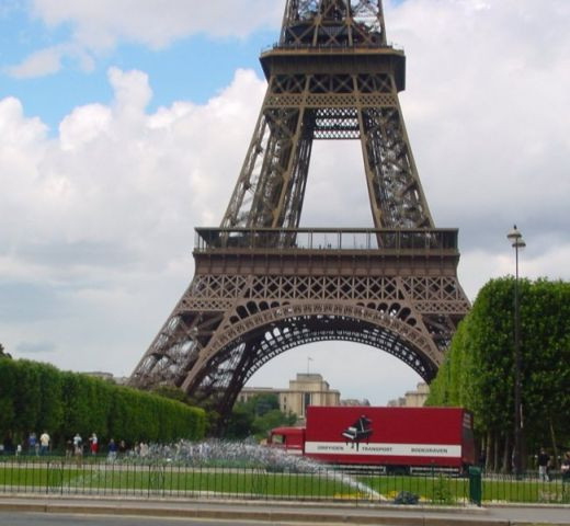 Vrachtwagen pianotransport en vleugeltransport in Parijs, Frankrijk - Eifeltoren