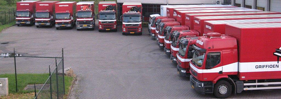 Wagenpark met vrachtwagens en kraanwagens van Griffioen Transport.